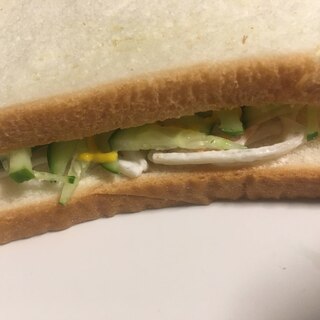 ごぼうサラダ、きゅうり、からしのサンドイッチ
